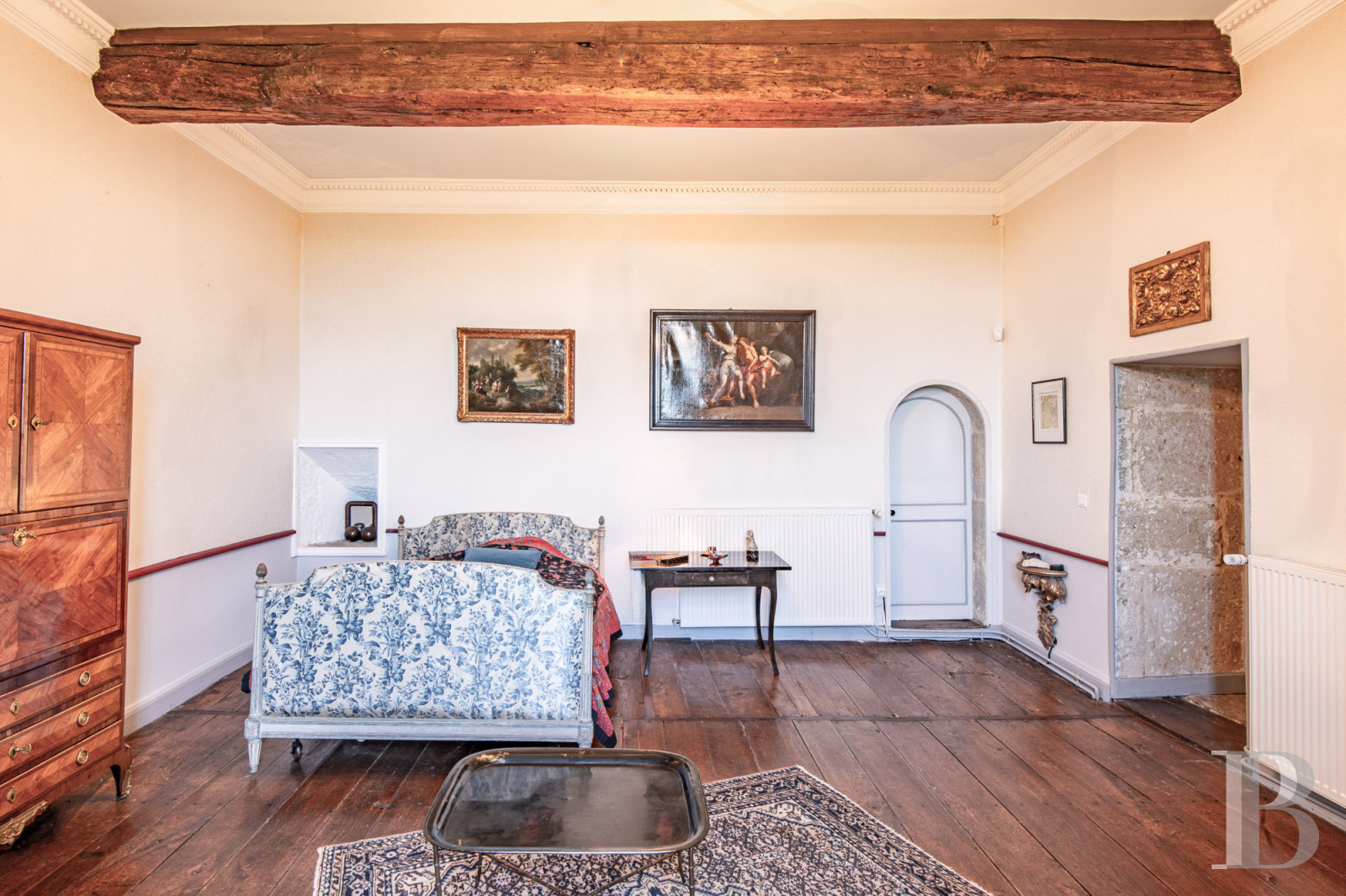 A 15th-century castle overlooking rolling farmland between Poitiers and Angoulême, in the Vienne region. - photo  n°22